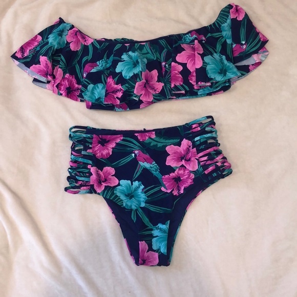 These theee boutique bikini - Picture 2 of 2